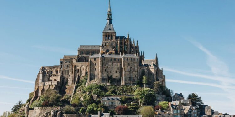 Conheça a cidade que aparece e desaparece com o mar