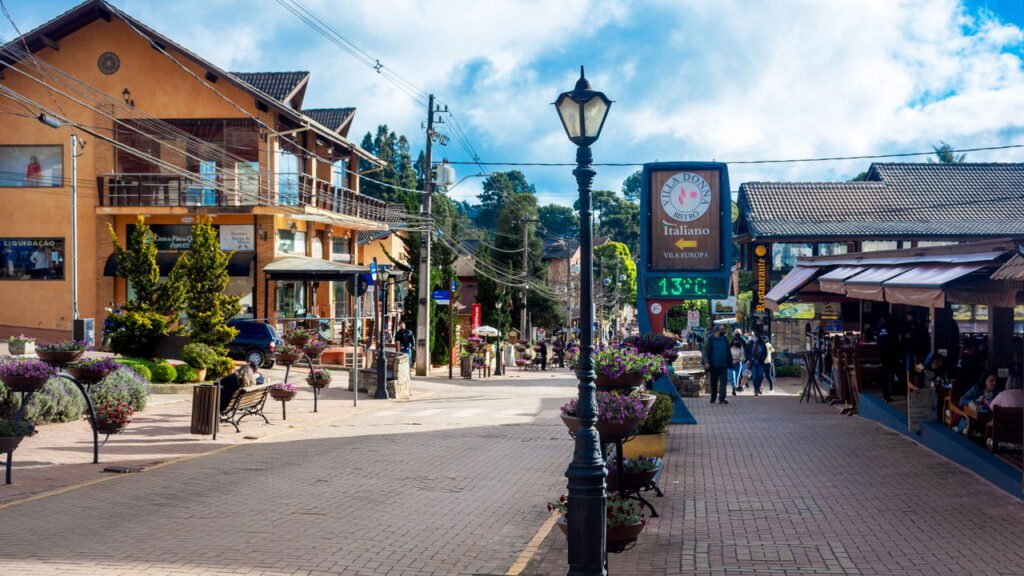 Rua central de monte verde