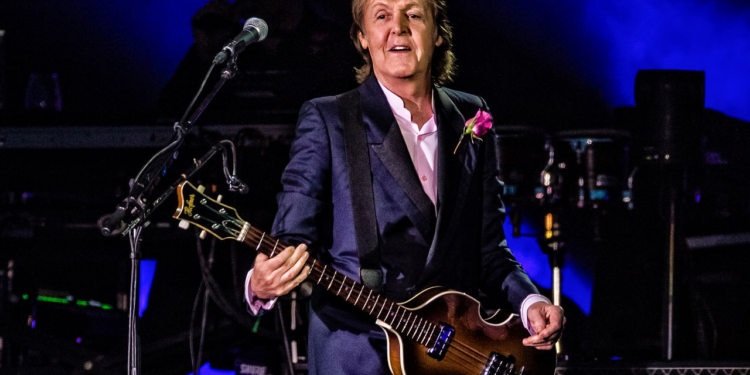 Paul McCartney se tornou o primeiro músico bilionário do Reino Unido, veja fortuna