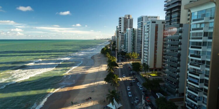 A capital brasileira que encanta com águas mornas e piscinas naturais