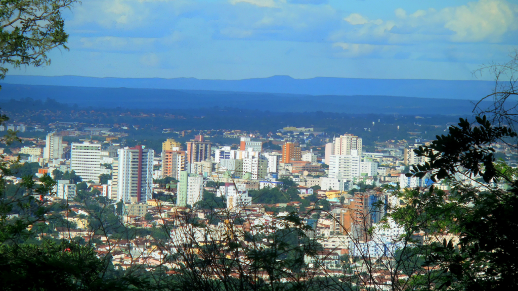 Veja cidade conhecida como a "Terra dos 7 Montes Claros"
