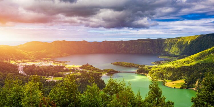 Esse vilarejo foi construído dentro de uma cratera de vulcão