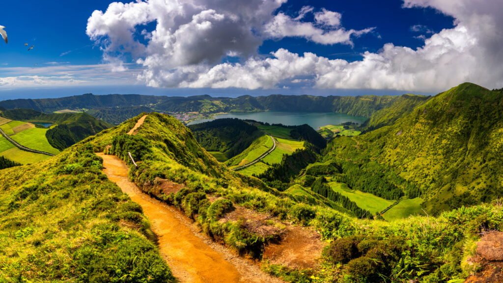 Esse vilarejo foi construído dentro de uma cratera de vulcão