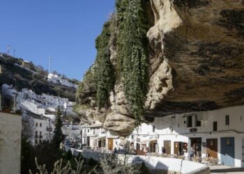 Esse vilarejo vive embaixo de uma gigantesca rocha