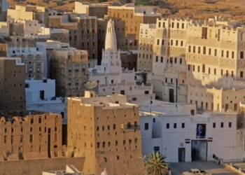 Essa cidade é cercada por arranha-céus de pedra