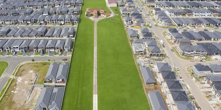 Após negar oferta em terreno de R$ 181 milhões por terreno, família segue morando em local cercado por condomínio fonte - dailymail australia