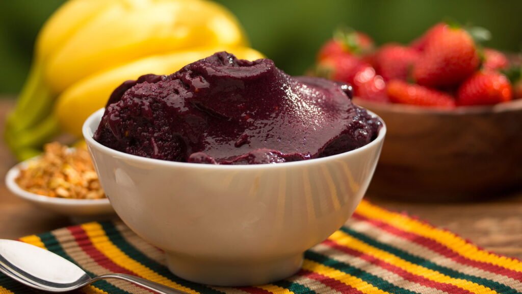 Para maximizar o potencial produtivo do açaí, é importante seguir algumas práticas de cultivo. A poda estratégica é essencial para estimular o crescimento saudável do açaizeiro, removendo galhos secos ou doentes. A irrigação deve ser constante, mas sem encharcar o solo. A adubação balanceada é crucial para fornecer os nutrientes necessários, e o controle de pragas e doenças deve ser feito de forma preventiva, utilizando defensivos naturais quando possível.