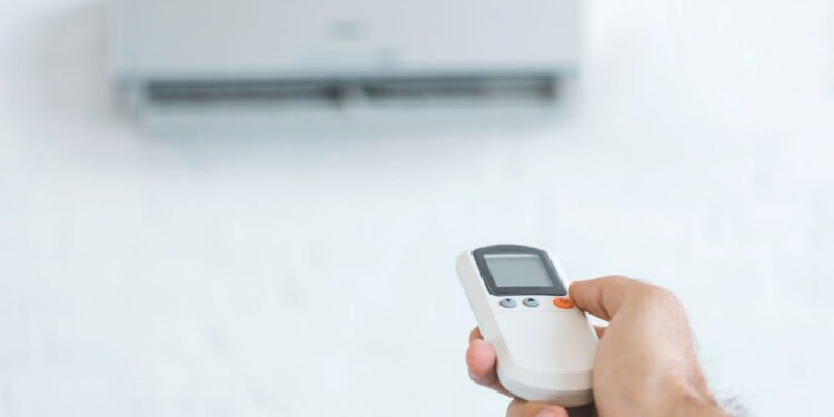 Quer economizar? Veja a temperatura ideal do ar condicionado no inverno