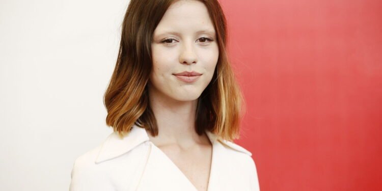 Atriz que faz sucesso em filmes de terror cresceu no Brasil e tem até o sobrenome "Silva"!