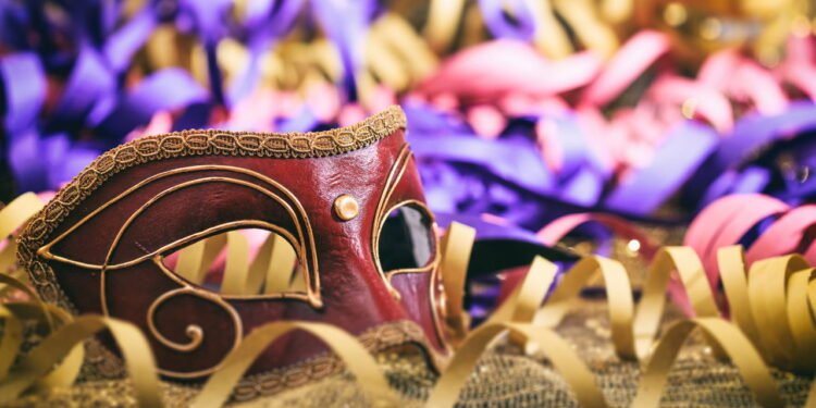 Veja os destinos mais procurados do carnaval em 2025. O Carnaval é um dos eventos mais aguardados no Brasil, atraindo turistas de diversas partes do globo. Previsto para ocorrer de 1º a 5 de março de 2024, essa festa cultural não apenas impulsiona a economia, como também molda as tendências de turismo. Segundo dados da Decolar, as buscas por hospedagem para o Carnaval aumentaram significativamente, com uma forte preferência por destinos no Nordeste do país. No topo da lista de destinos nacionais mais desejados está o Rio de Janeiro, seguido de perto por cidades nordestinas como Salvador, Maceió e Recife. O estudo mostra um crescimento de 40% na procura por hospedagem com dois meses de antecedência, em comparação ao ano anterior, indicando um aumento no planejamento antecipado dos turistas para aproveitar o feriado. Destinos Brasileiros Mais Procurados A pesquisa da Decolar destaca os dez destinos mais buscados para o Carnaval. O Rio de Janeiro, famoso pelo seu icônico desfile de escolas de samba, lidera a lista. Salvador, famoso pelo seu vibrante Carnaval de rua, e São Paulo, conhecido por sua variedade de blocos, também são altamente populares. Rio de Janeiro (RJ) Salvador (BA) São Paulo (SP) Maceió (AL) Recife (PE) Fortaleza (CE) Porto Seguro (BA) Florianópolis (SC) Natal (RN) João Pessoa (PB) Destinos Internacionais Favoritos dos Brasileiros Muitos brasileiros também optam por destinos internacionais durante o Carnaval. Buenos Aires, na Argentina, está no topo da lista, seguida por Santiago, Chile, e Lisboa, Portugal. Esses locais são escolhidos por oferecerem uma rica mistura de cultura, gastronomia e lazer, ideal para quem deseja algo diferente durante o feriado. Buenos Aires (Argentina) Santiago (Chile) Lisboa (Portugal) Cancún (México) Orlando (Estados Unidos) Punta Cana (República Dominicana) Nova York (Estados Unidos) Miami (Estados Unidos) San Andrés (Colômbia) Paris (França) Preferências de Viagem no Carnaval Uma pesquisa da Booking.com com 1.200 brasileiros revelou que 41% preferem aproveitar festas e shows durante o Carnaval. O avião é o meio de transporte escolhido por 54%, destacando a necessidade de rapidez e acessibilidade nas viagens. Quanto ao orçamento, 23% dos entrevistados planejam gastar até R$ 2 mil, enquanto 33% destinam entre R$ 2.001 e R$ 5 mil. Apenas 12% pretendem investir entre R$ 8.001 e R$ 11 mil, o que revela uma diversidade de perfis de consumo entre os turistas. Nordeste: O Destino Predileto O Nordeste brasileiro se sobressai como o local favorito dos turistas durante o Carnaval, com nove dos dez destinos mais citados na pesquisa da Booking.com situados nesta região. Cidades como Salvador, Recife e Fortaleza são notáveis por suas celebrações vibrantes e riqueza cultural, atraindo quem busca diversão e tradição. Para aqueles que preferem evitar a agitação, existem alternativas mais pacatas tanto no Brasil quanto no exterior, perfeitas para quem deseja relaxamento e tranquilidade durante o feriado.