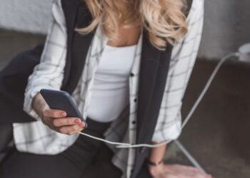 Alerta para todos que deixam o carregador na tomada sem conectar o celular