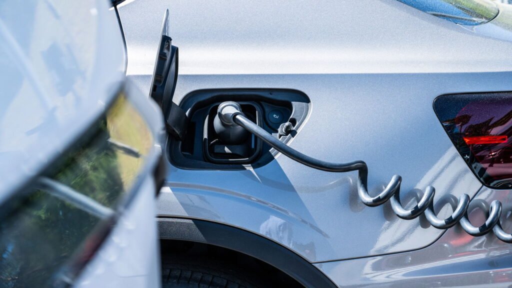 Os americanos preferem carros elétricos ou híbridos?