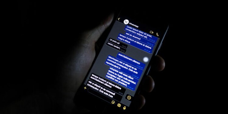 Se você usa o modo escuro no celular, pode estar prejudicando sua bateria