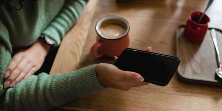 Qual o melhor smartphone até R$ 2.000? Conheça as melhores opções