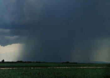 Chuva com raios pode causar problemas para aparelhos tecnológicos. Créditos: depositphotos.com / snowyns@gmail.com