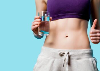 O que acontece no seu corpo quando você começa o dia bebendo água