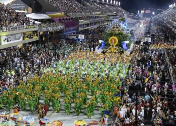 Como desfilar em uma escola de samba no carnaval?