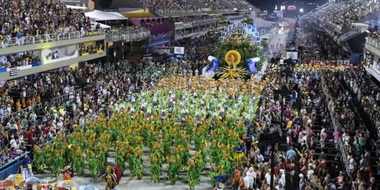 Como desfilar em uma escola de samba no carnaval?