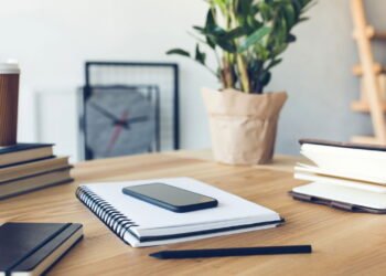 Home Office virou tendência nos últimos anos. Créditos: depositphotos.com / KostyaKlimenko