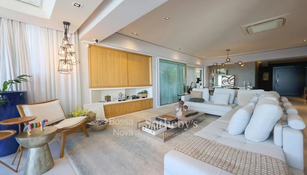 Veja o apartamento que Deborah Secco tenta vender por 9 milhões