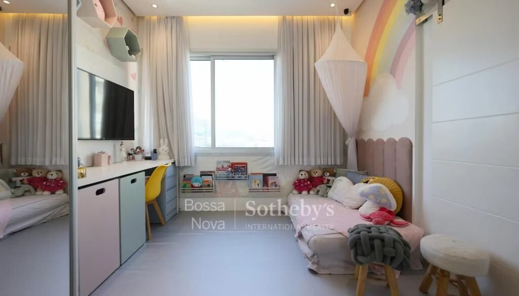 Veja o apartamento que Deborah Secco tenta vender por 9 milhões