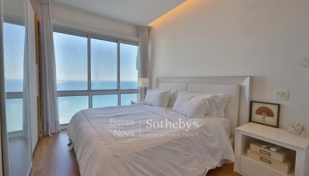 Veja o apartamento que Deborah Secco tenta vender por 9 milhões