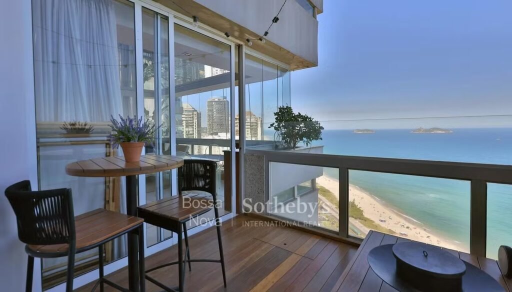 Veja o apartamento que Deborah Secco tenta vender por 9 milhões