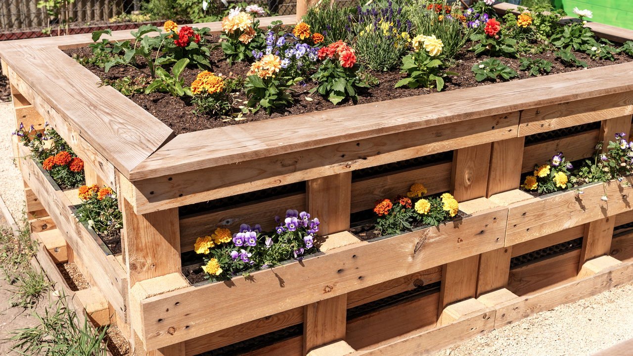Como montar um jardim vertical com paletes para otimizar espaços e decorar