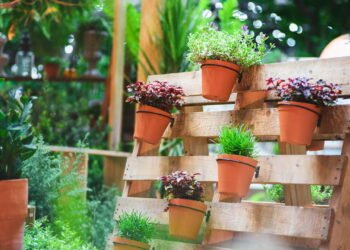 A maneira mais fácil de criar um jardim suspenso usando apenas paletes