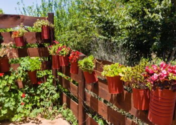 Jardim suspenso com paletes! Aprenda a criar um espaço verde sustentável