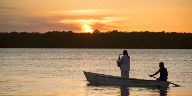 Pôr do sol na famosa Praia do Jacaré, Cabedelo, próximo a João Pessoa, Paraíba, Brasil Créditos: depositphotos.com / contato@caciomurilo.com.br