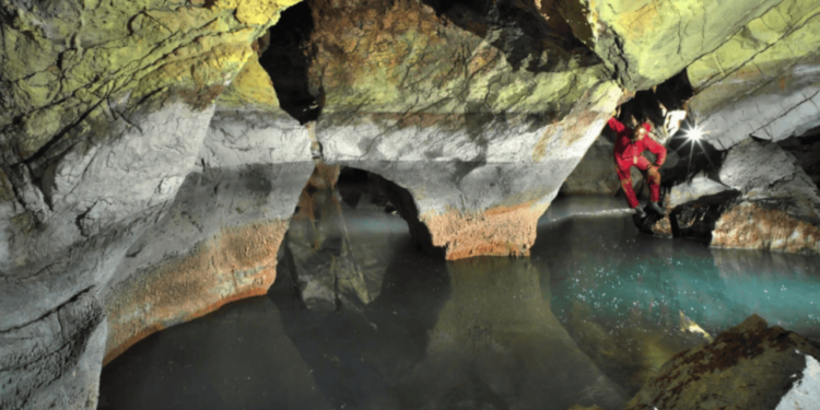 Cientistas descobrem o maior lago termal do mundo, imagem surpreende