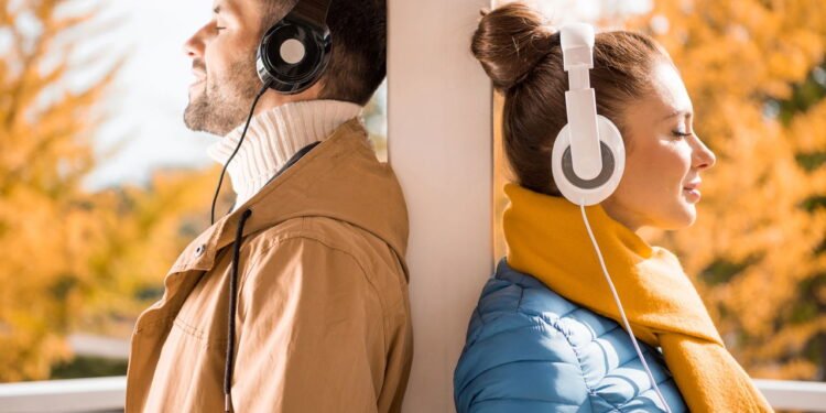 Duas pessoas ouvindo música // Créditos: depositphotos.com / ArturVerkhovetskiy