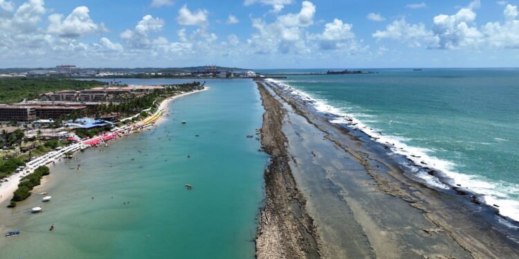 O paraíso nordestino que conquista turistas por ter uma das praias mais bonitas do Brasil
