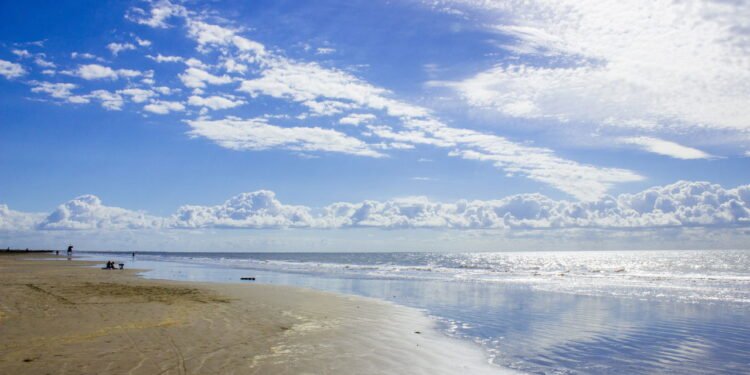 É verdade que a maior praia do mundo é brasileira?