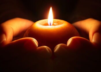 Banda de metal se associa a seita e causa confusão em cidade