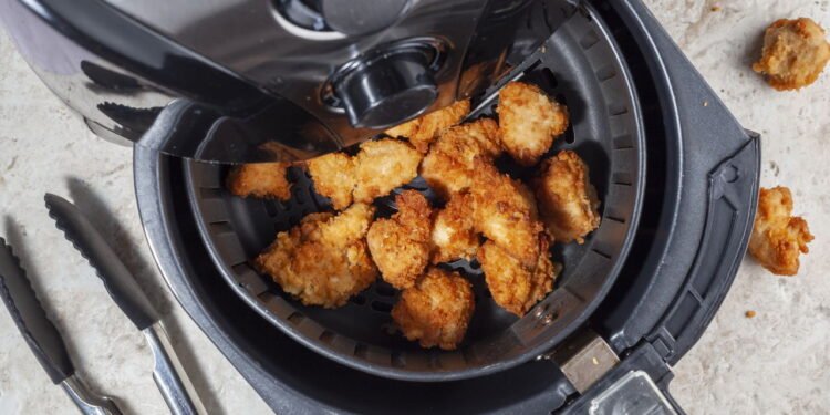 Entenda se pode colocar líquidos na Air Fryer e quais os riscos