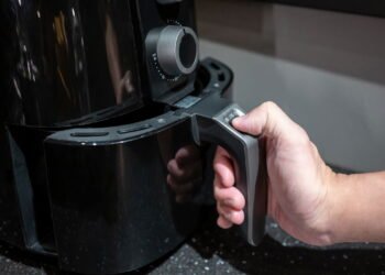 Se você limpa a airfryer usando água, pode ter problemas