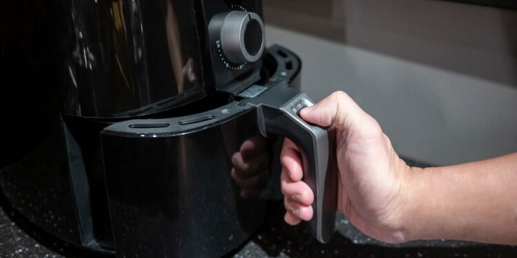 Se você limpa a airfryer usando água, pode ter problemas