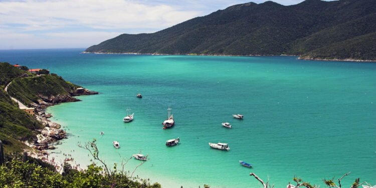 Essa cidade é um destino imperdível com águas cristalinas