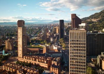 Conheça a cidade onde os becos viraram bibliotecas a céu aberto