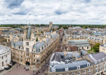 Conheça a cidade onde as calçadas brilham no escuro sem energia