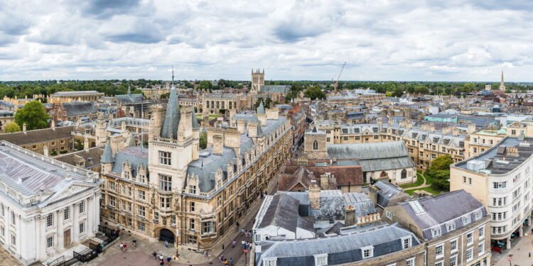 Conheça a cidade onde as calçadas brilham no escuro sem energia