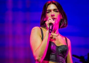 Se surpreenda com o patrimônio acumulado por Dua Lipa