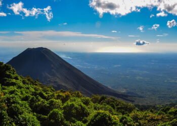 Conheça a cidade construída no meio de um vulcão ativo