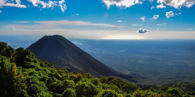 Conheça a cidade construída no meio de um vulcão ativo
