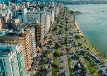 Brasileiros estão migrando em massa para viver e visitar essa ilha paradisíaca conhecida pela qualidade de vida em 2026