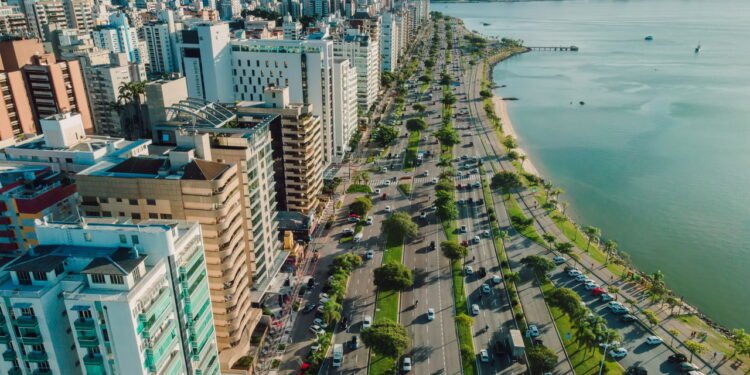 Brasileiros estão migrando em massa para viver e visitar essa ilha paradisíaca conhecida pela qualidade de vida em 2026
