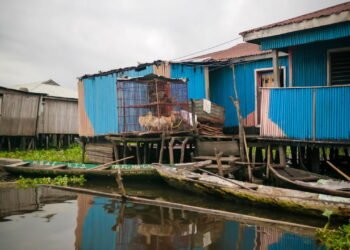 Conheça a cidade que flutua sobre a água e nunca toca o solo