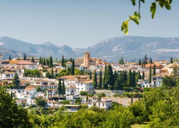 Conheça a cidade onde a população mora em cavernas até hoje